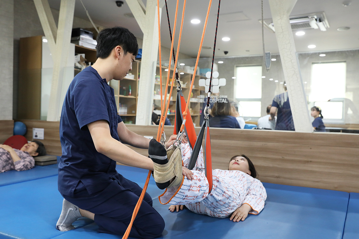 <strong>중추재활센터</strong>중추신경계 물리치료과정을 이수한 재활 물리치료사들이 환자의 기능적 상태가 가장 적합한 최대한의 잔존능력을 개발하는데 역점을 두며 신체 기능의 최적화에 목표를 두고 치료 효과를 극대화시켜 삶의 질을 향상시키고자 최선을 다하고 있습니다.