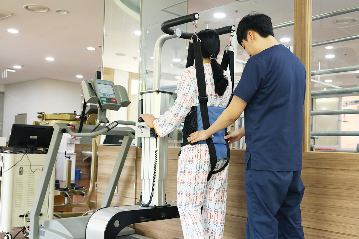 <strong>근골격계 재활운동센터</strong>환자의 기능적 상태에 따른 치료적 운동을 실시하여 전신 근력강화, 슬링운동 등을 통한 관적가동범위 증가와 지구력 증진, 심폐기능 향상을 위한 유산소 운동으로 상태를 호전시켜 가정이나 사회에서 원활한 일상생활을 할 수 있도록 합니다.